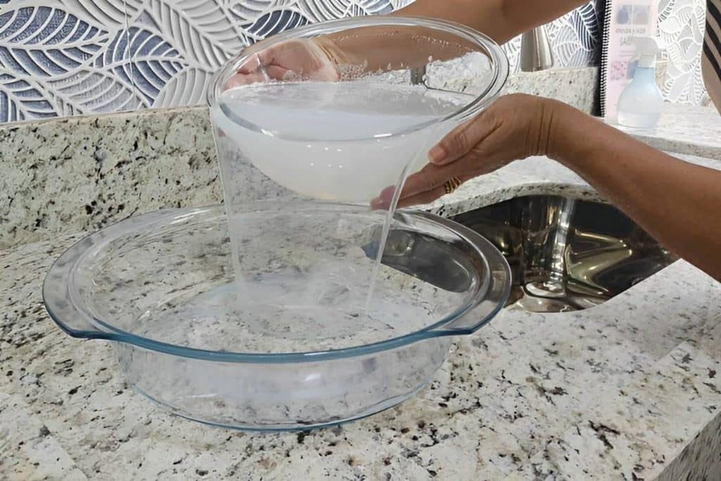 Misturei sal e açúcar e fiz um detergente para louças poderoso e que ...